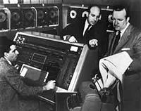 https://upload.wikimedia.org/wikipedia/commons/thumb/2/2a/UNIVAC_1_demo.jpg/200px-UNIVAC_1_demo.jpg